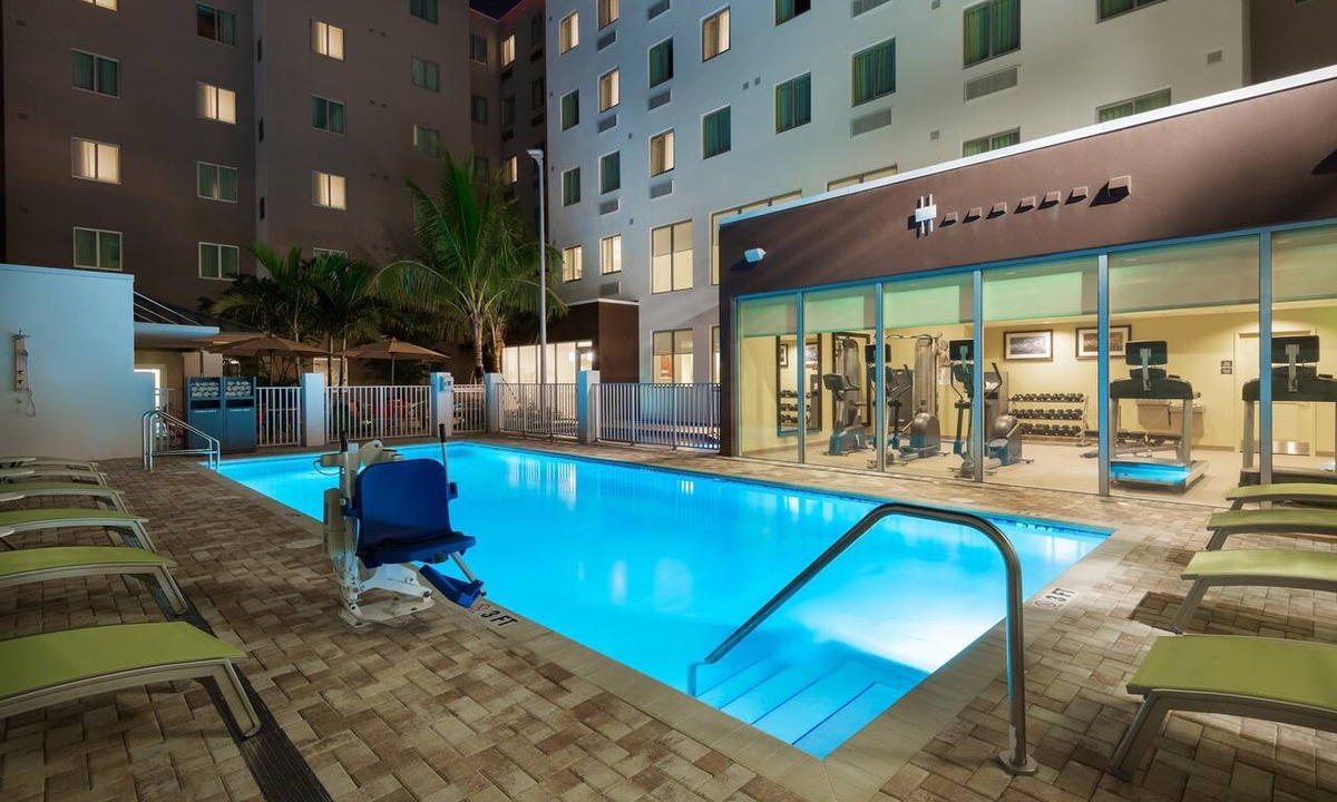 Seybold Apartment | King Studio | Free Breakfast + Airport Shuttle