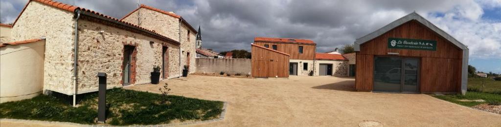 Vaire House | LA BORDERIE - MAISON DES RANDONNEES - Gîte étape - gîte de groupe