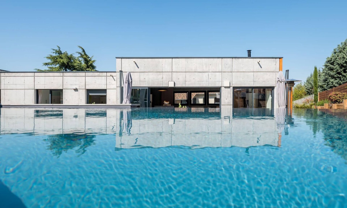 Saint-Romain-au-Mont-d'Or Villa | La Moderne - Modern house with pool and garden