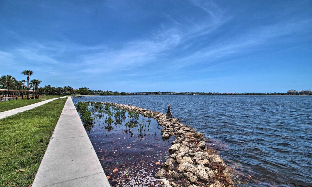 South Palm Park Neighborhood Association Apartment | Lake Worth Apt w/Ocean View ~1 Mile to Beach!