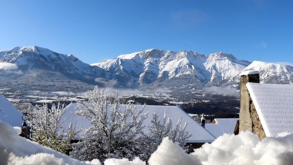 Benevent-et-Charbillac Bed & Breakfast | Le Cairn Chambres & Table d'hôtes