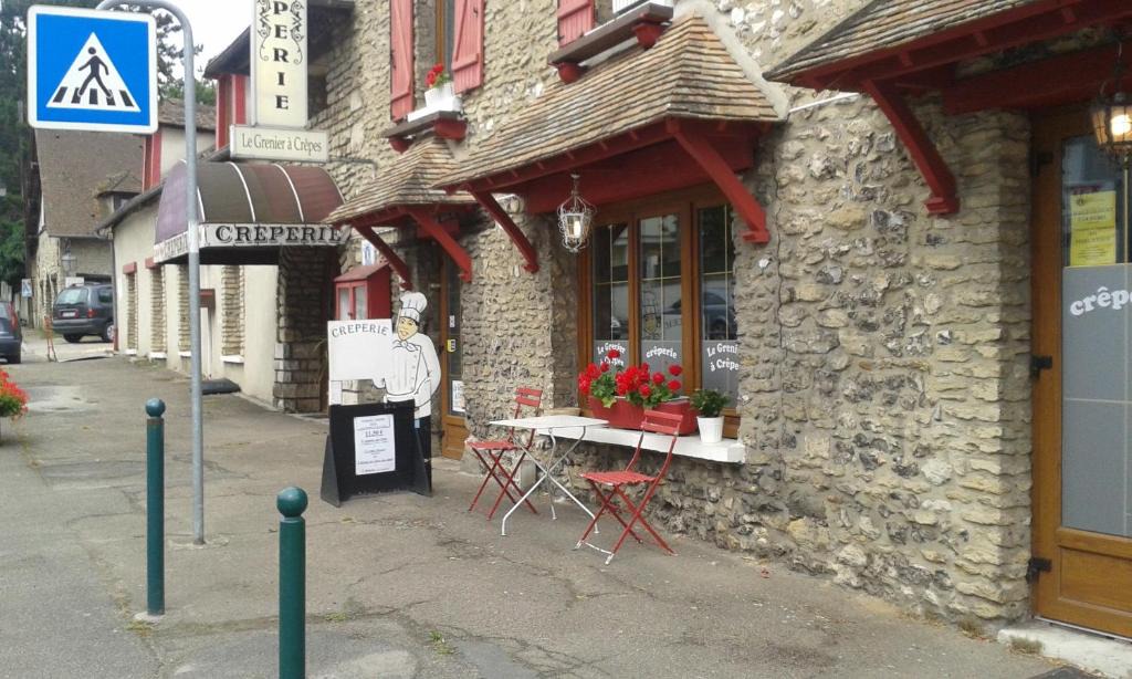 Saint-Aquilin-de-Pacy Apartment | Le Grenier A Crepes