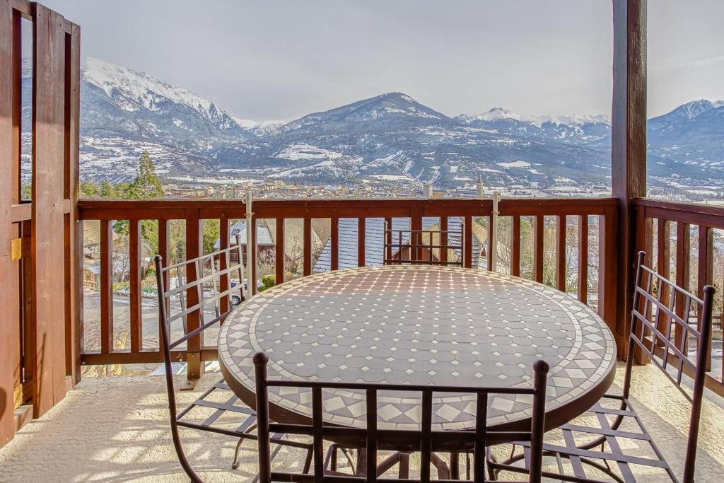 Embrun Apartment | Les Fauvettes - appartement vue imprenable sur montagne