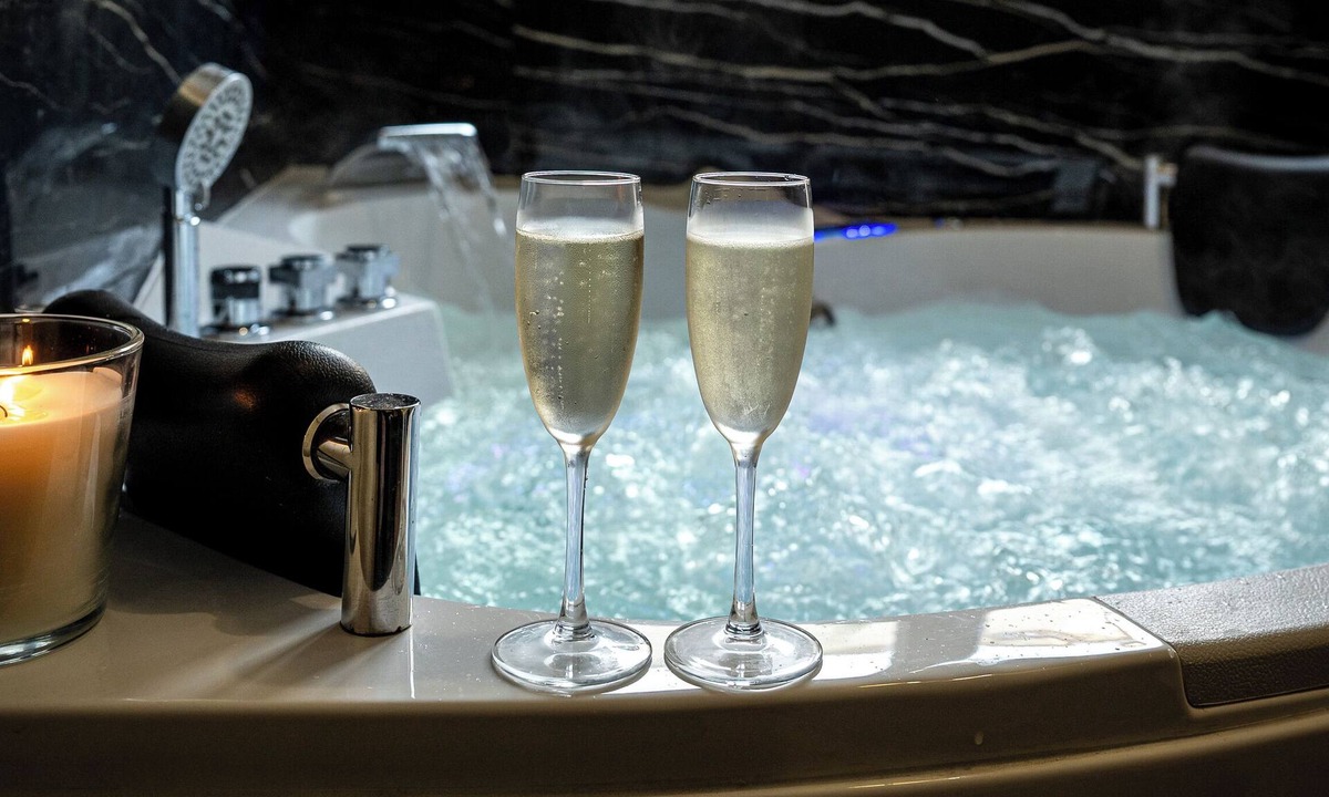 Nord - Gare Apartment | Love Room with jacuzzi and round bed - Le Mans, Love Room with jacuzzi and round bed