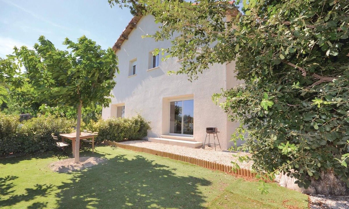 Le Sambuc House | Lovely home in Le Sambuc with WiFi