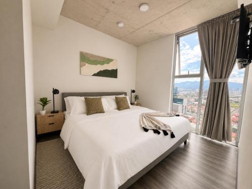 Mata Redonda Apartment | Luxury apartment Secrt Sabana, 28th floor, views, pool, free parking and WiFi