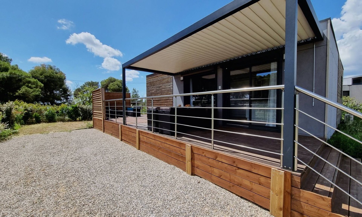 Olonzac House | Luxury cottage with shared pool next to lake