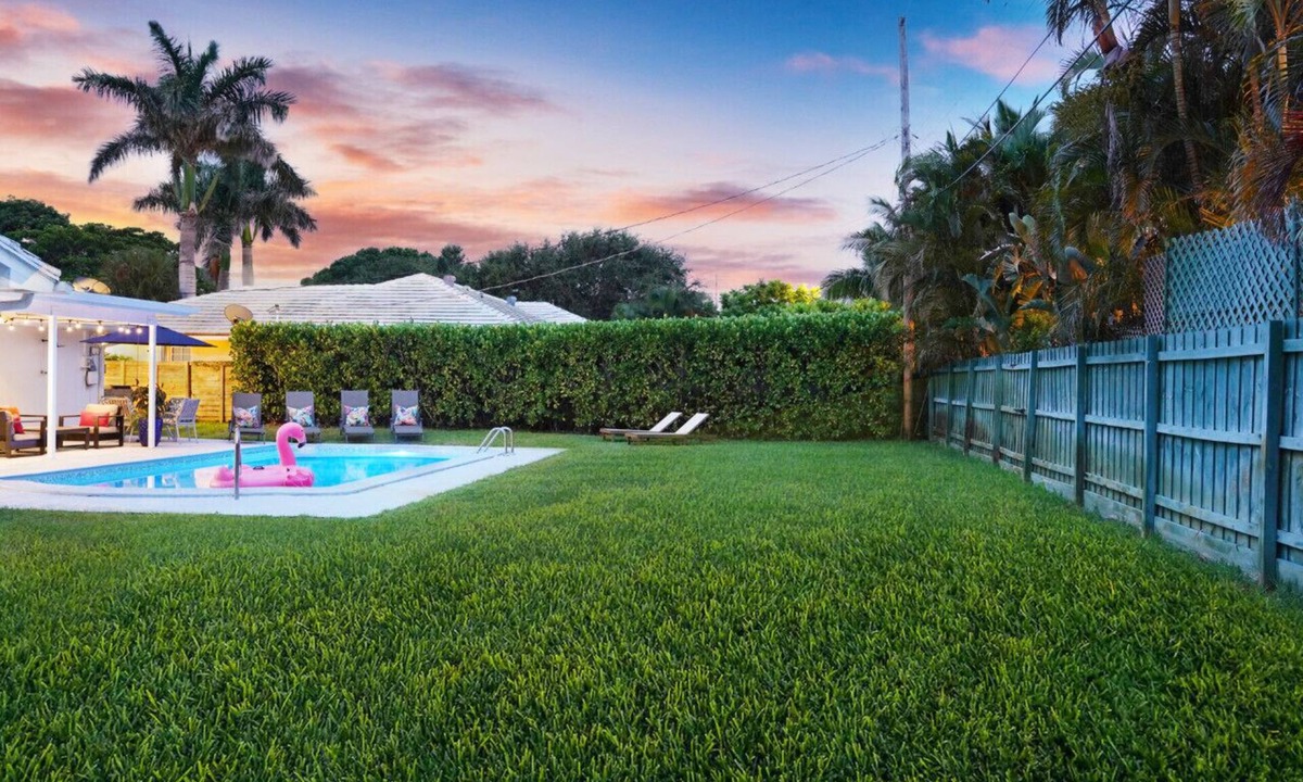 North Palm Beach House | Luxury Home | Heated Salt Pool Walk to BEACH! BBQ, EV, Fast WIFI Golf Simulator