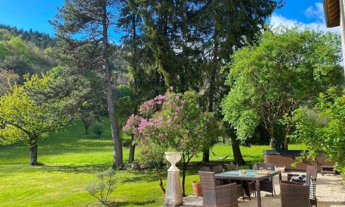 Montanges Bed & Breakfast | Master Suite in the Castle Tower