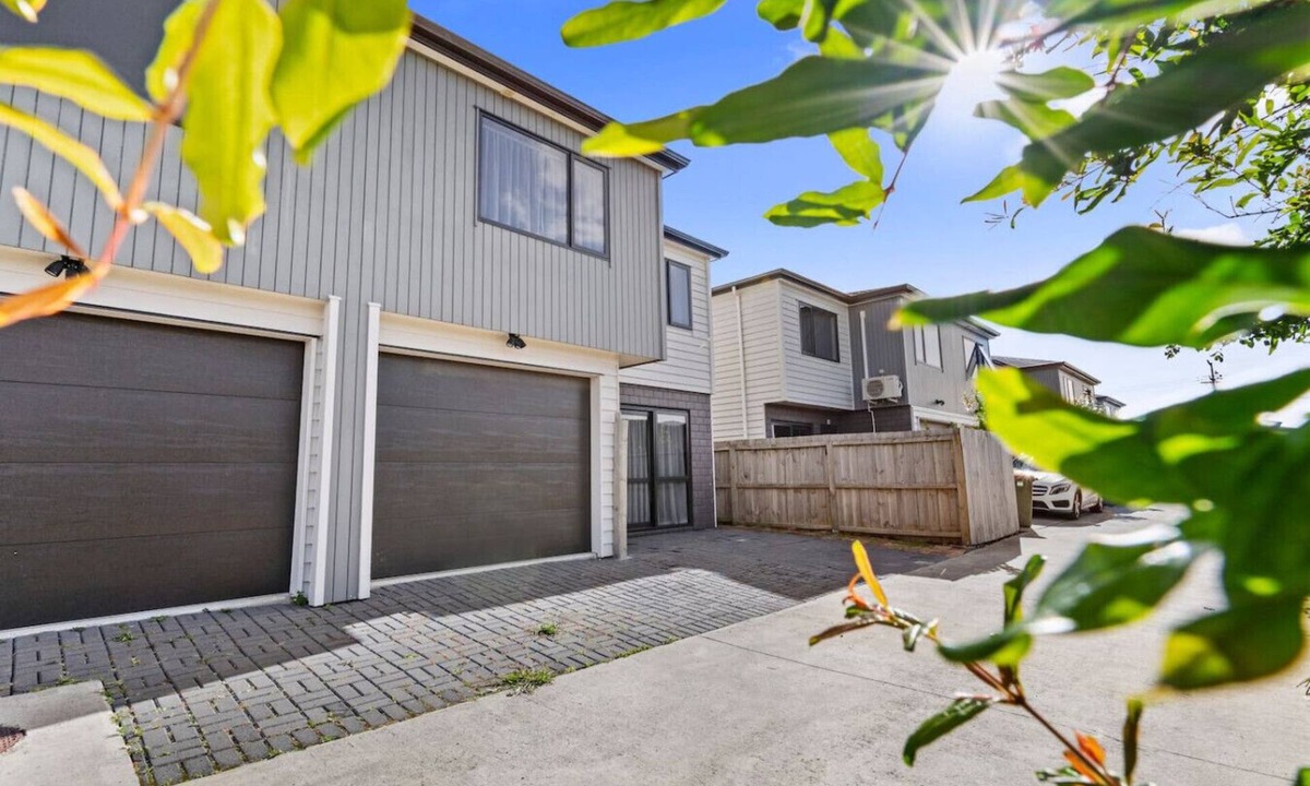 Papatoetoe House | Modern Townhouse with Parking nr Airport & Manukau