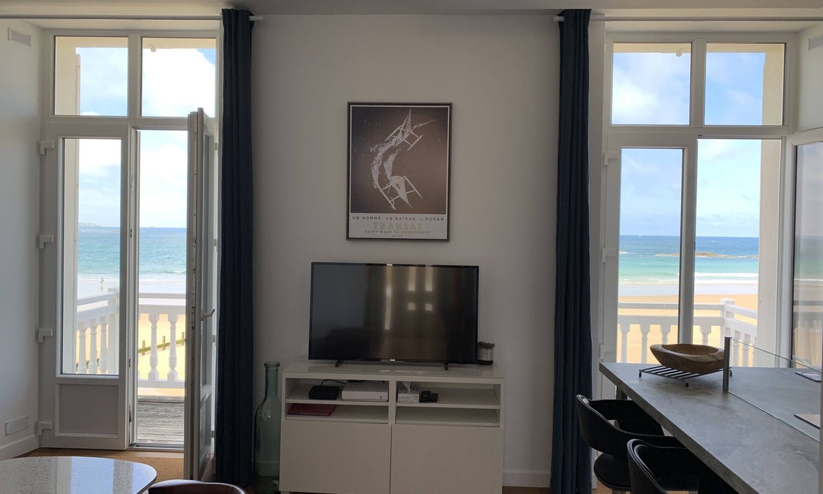 Parame Apartment | NEW! Magnificent SEA view . Superb apartment (3 *) renovated feet in the water