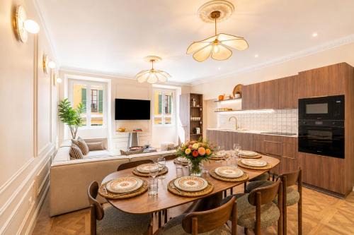 Old Town Apartment | Old Nice - Luxury new 5BR - Sleeps 12 - AC