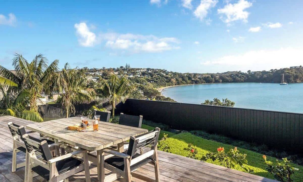 Oneroa House | Oneroa Luxury Waterfront - Sea Views Near Village