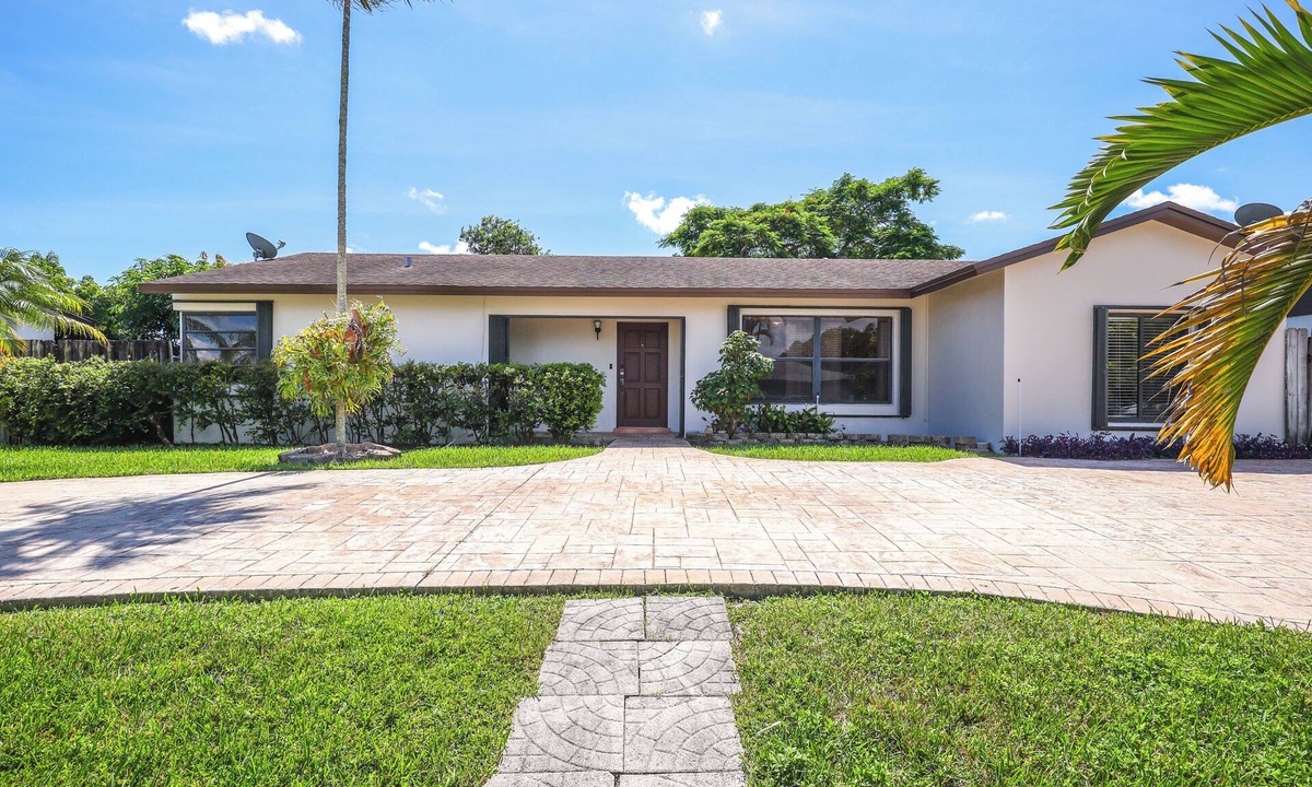 Palmetto Estates House | Pet-Friendly Home w/Yard ~ 3 Mi to Zoo Miami!