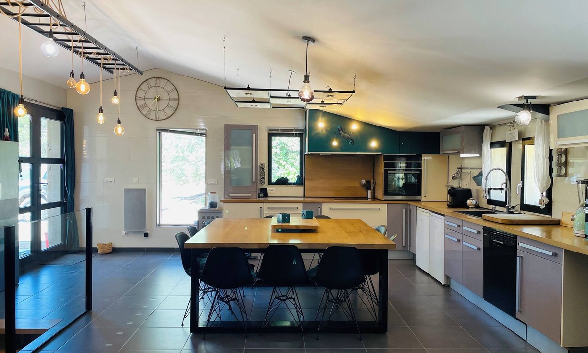Lourmarin House | Provencal house in a green setting downtown view of the dovecote