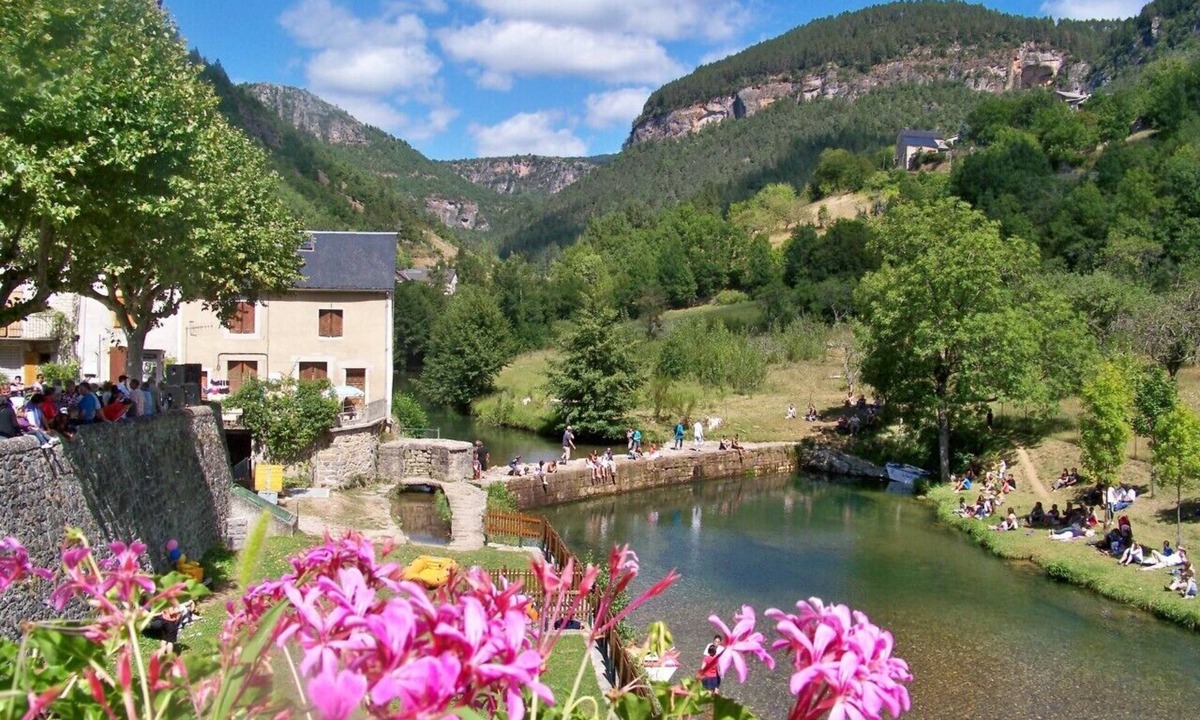 Treves House | Riverfront house with swimming pool and magnificent view of the mountains and cliffs.