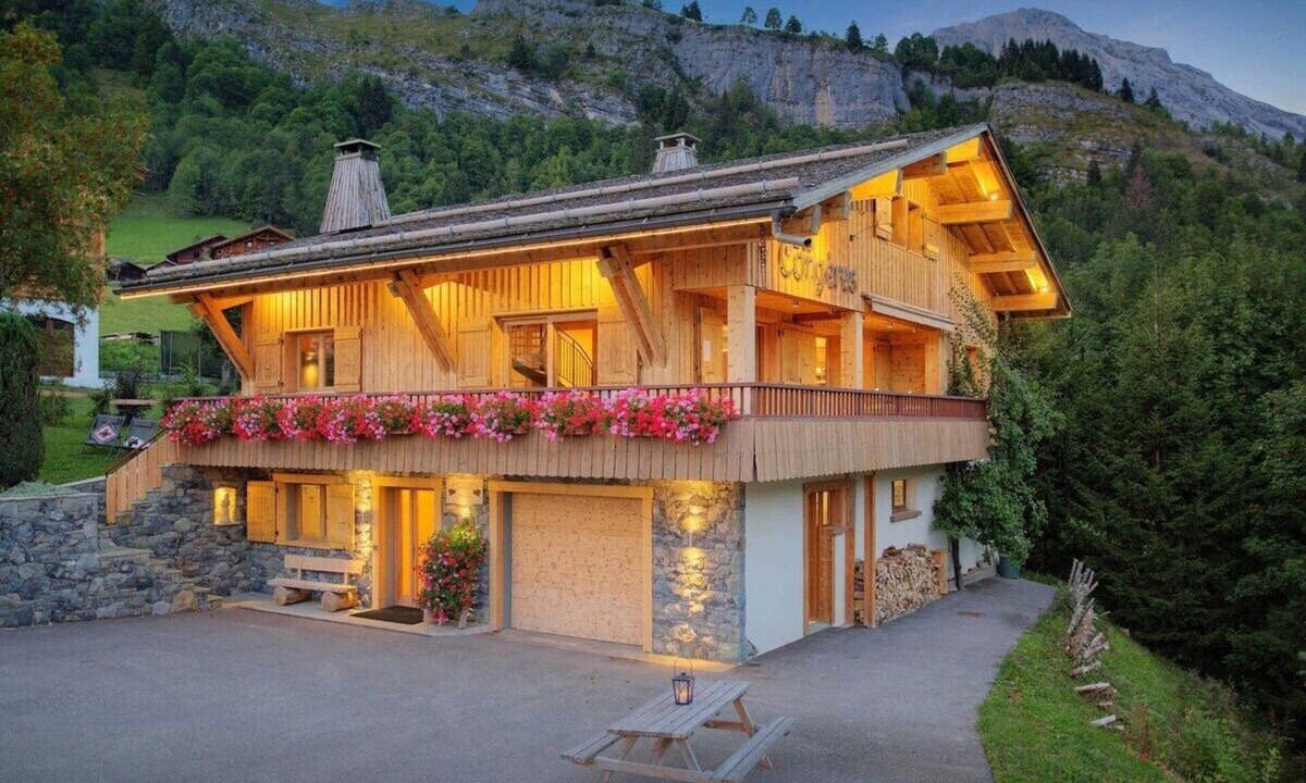 Le Chinaillon Ski Chalet | Ski base piste views, 14 people, pool and sauna