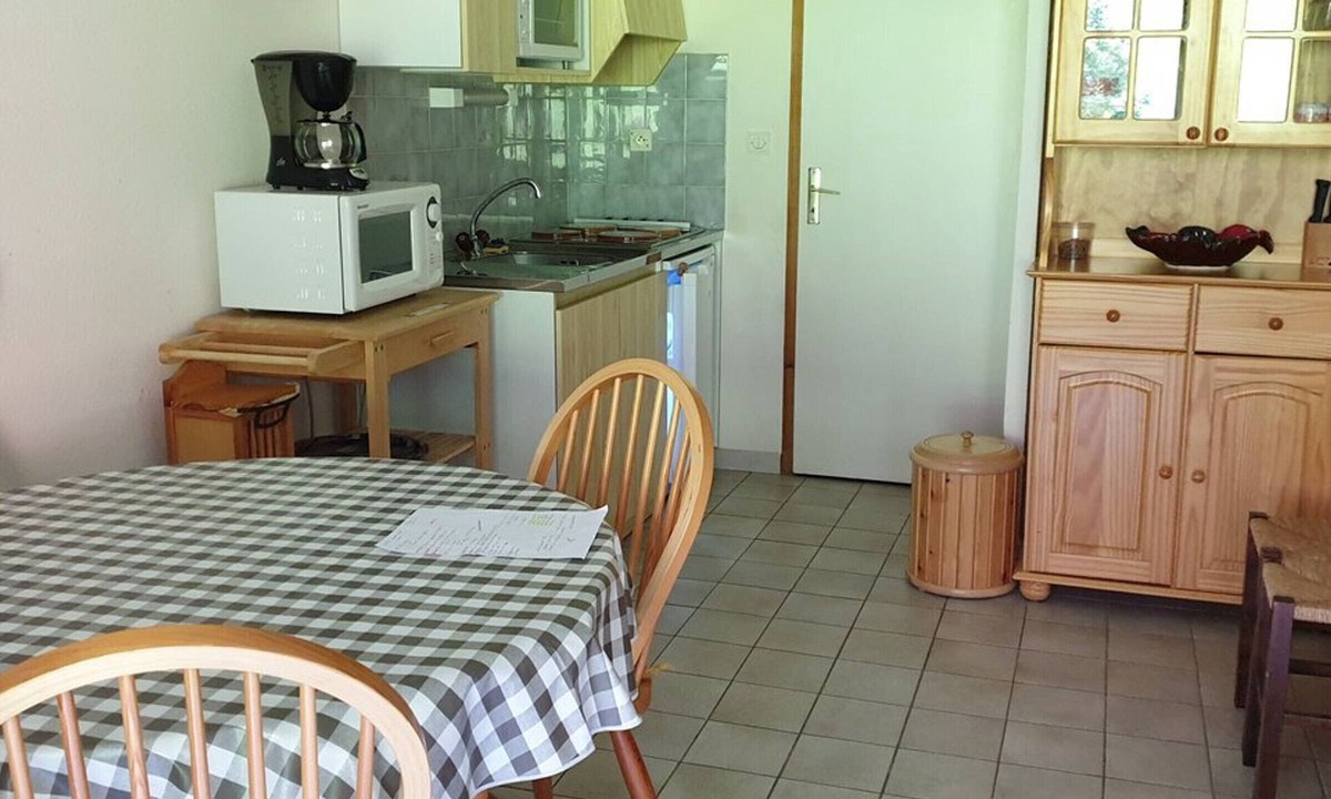 Station de Drouzin le Mont Apartment | Ski-In/Ski-Out Duplex: Balcony, Parking, Steps from Gondola/Button