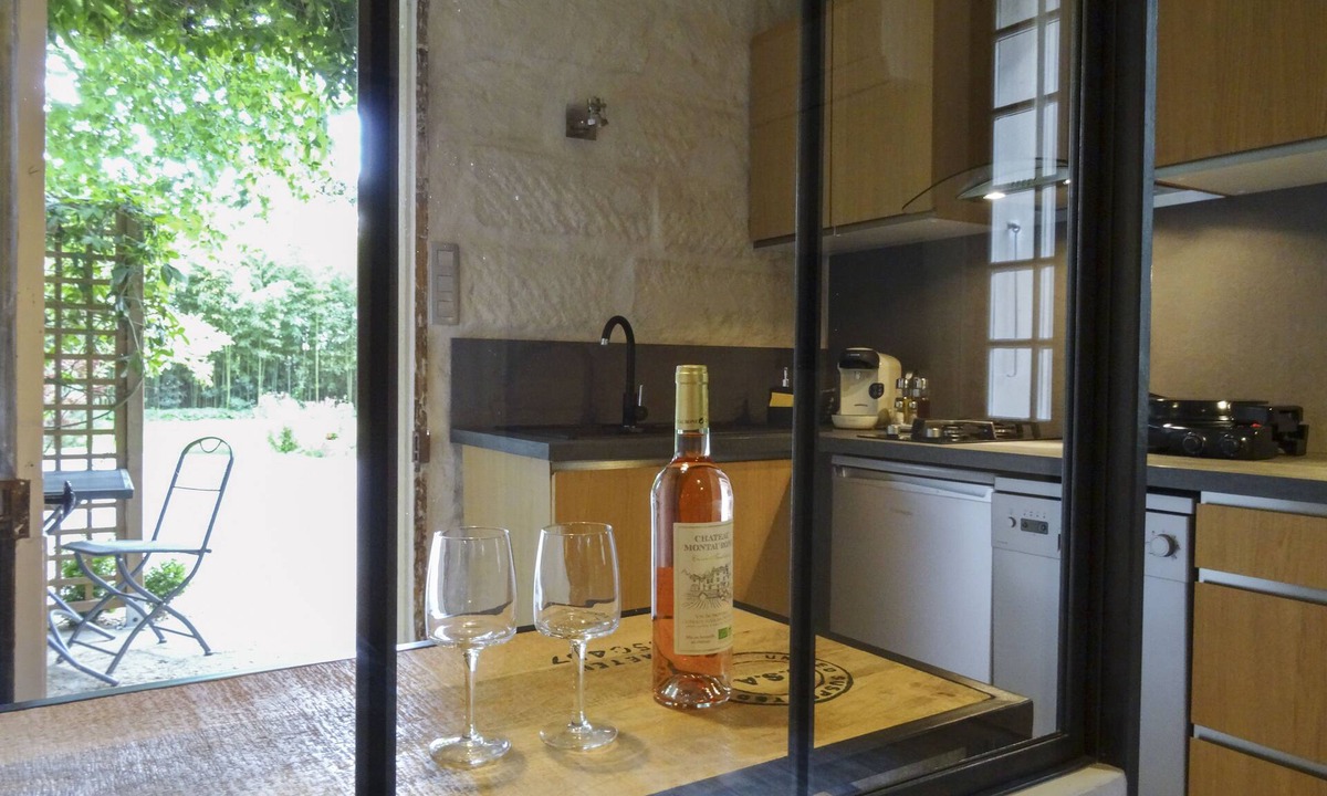 Eyragues Cottage | Small Loft in 17th century farmhouse, private heated pool, St Rémy de Provence, classified 3*.