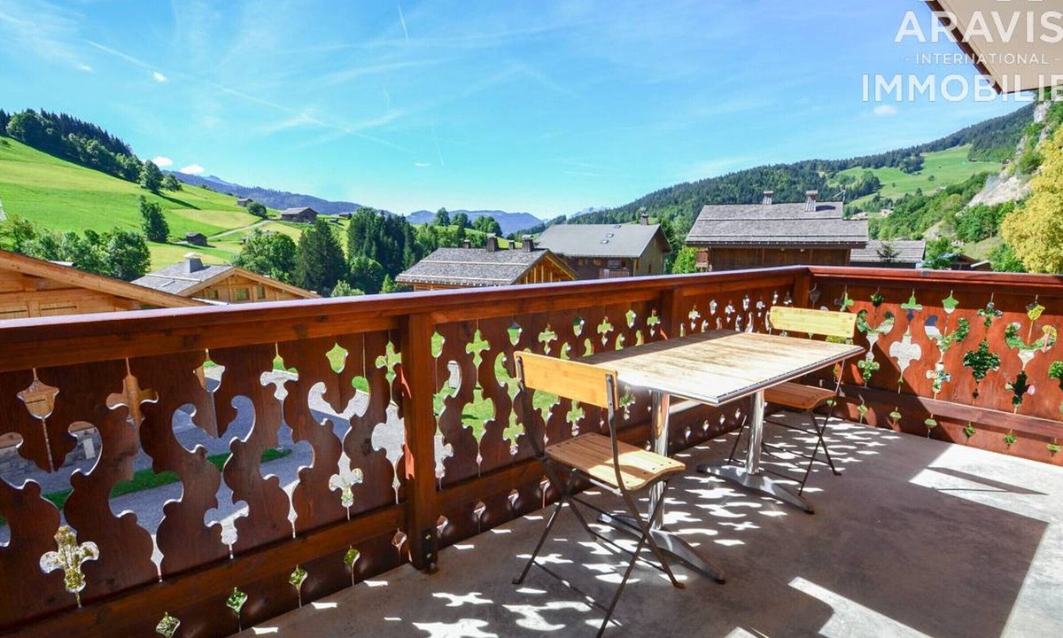 Le Chinaillon Apartment | Spacious 4-Bed Apt, Sleeps 8, South-Facing Balcony, Near Pistes & Shops, Garage, Ski Bus Nearby