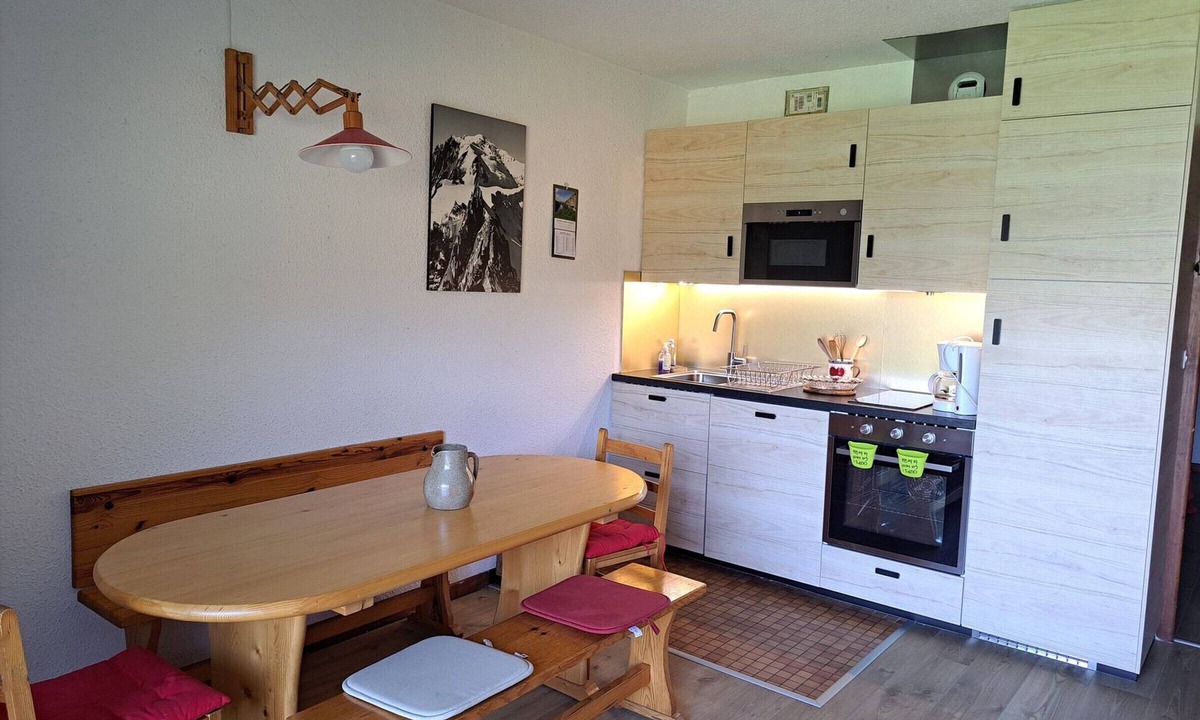 Albiez-le-Vieux Apartment | Standard apartment with balcony, parking, and elevator in Albiez-Montrond