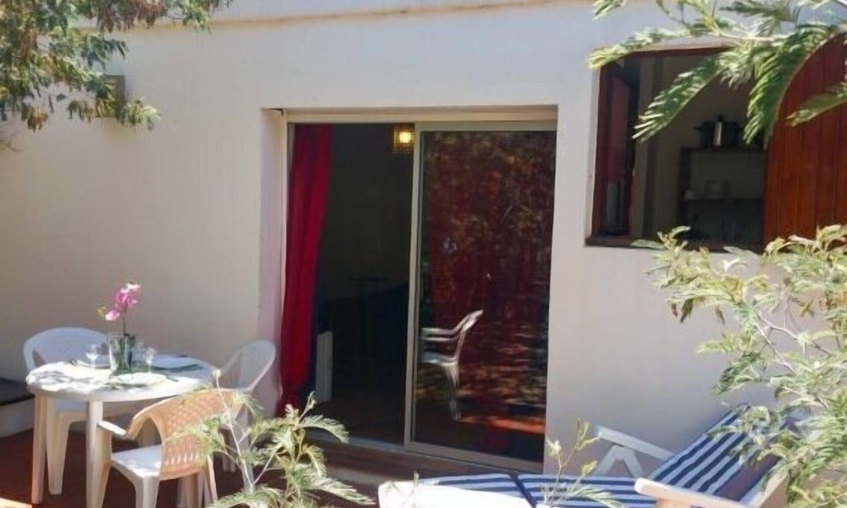 Calvi Apartment | Studio & large garden 200m Calvi beach