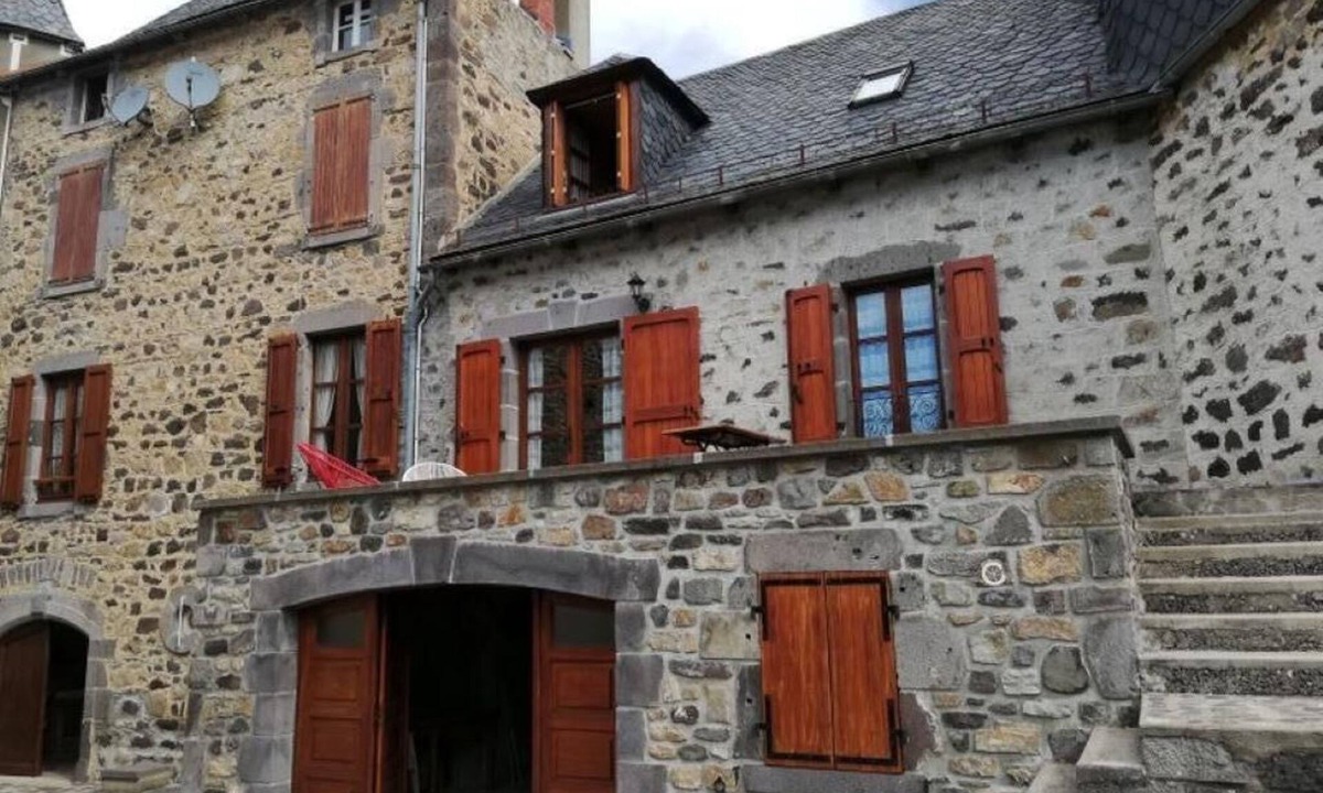 Peyrusse House | Superb Gites in Peyrusse Cantal with an old stone Cantou