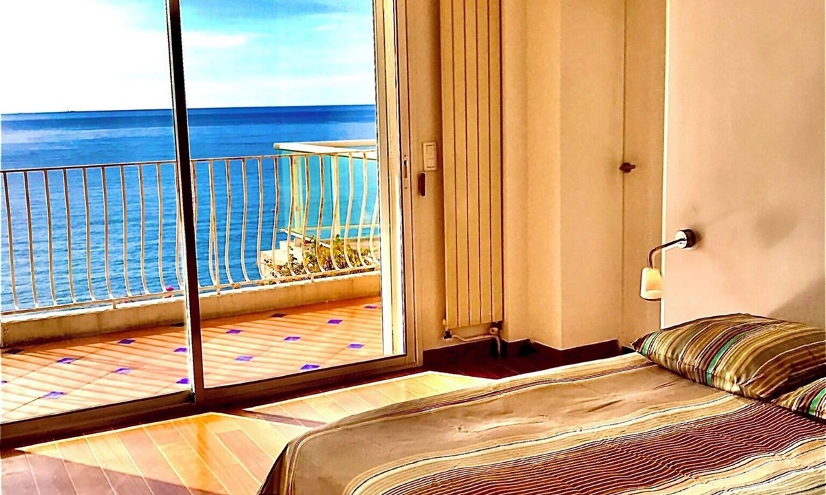 Roucas-Blanc Apartment | The big VENTILATED blue (Corniche Roucas Blanc beach)