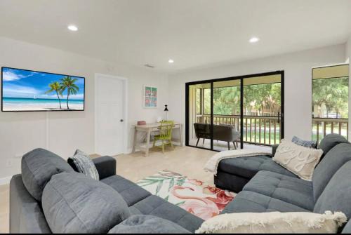 Hunt Club Apartment | Tropical Flamingo PGA Villa