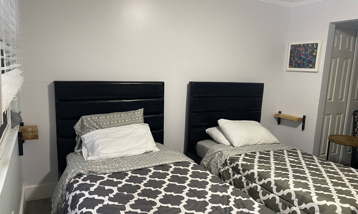East Fort Lauderdale Cottage | Two Double Beds Studio a step from the Beach,fenced yard, free parking private