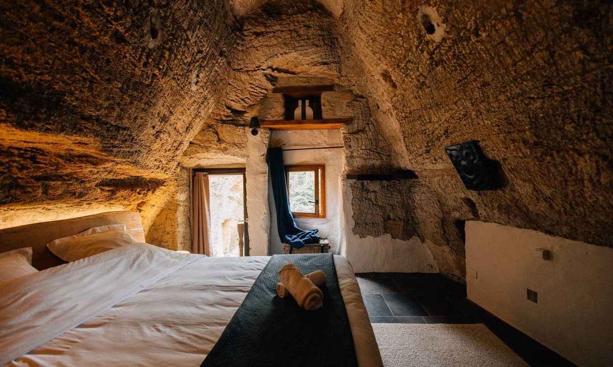 Doue-la-Fontaine House | Unforgettable Night in a Troglodyte Cave Room