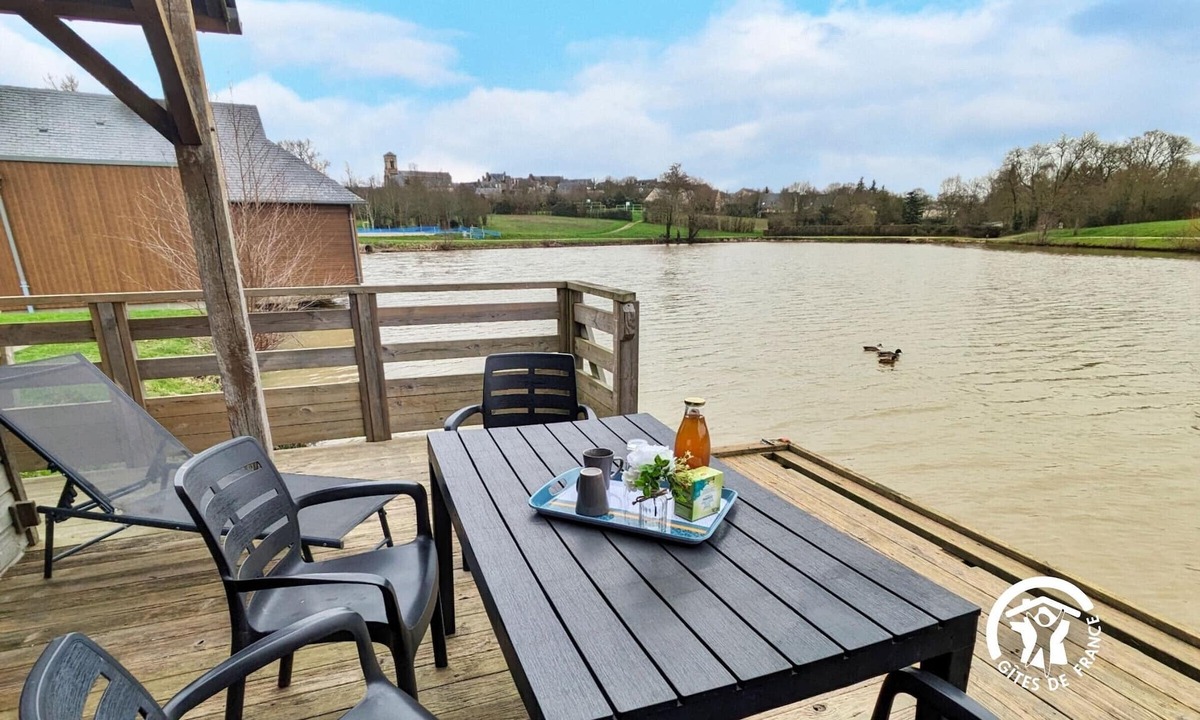 Villiers-Charlemagne Cottage | Waterfront Chalet with Fishing, Games, and Family Fun for 5-7 Guests