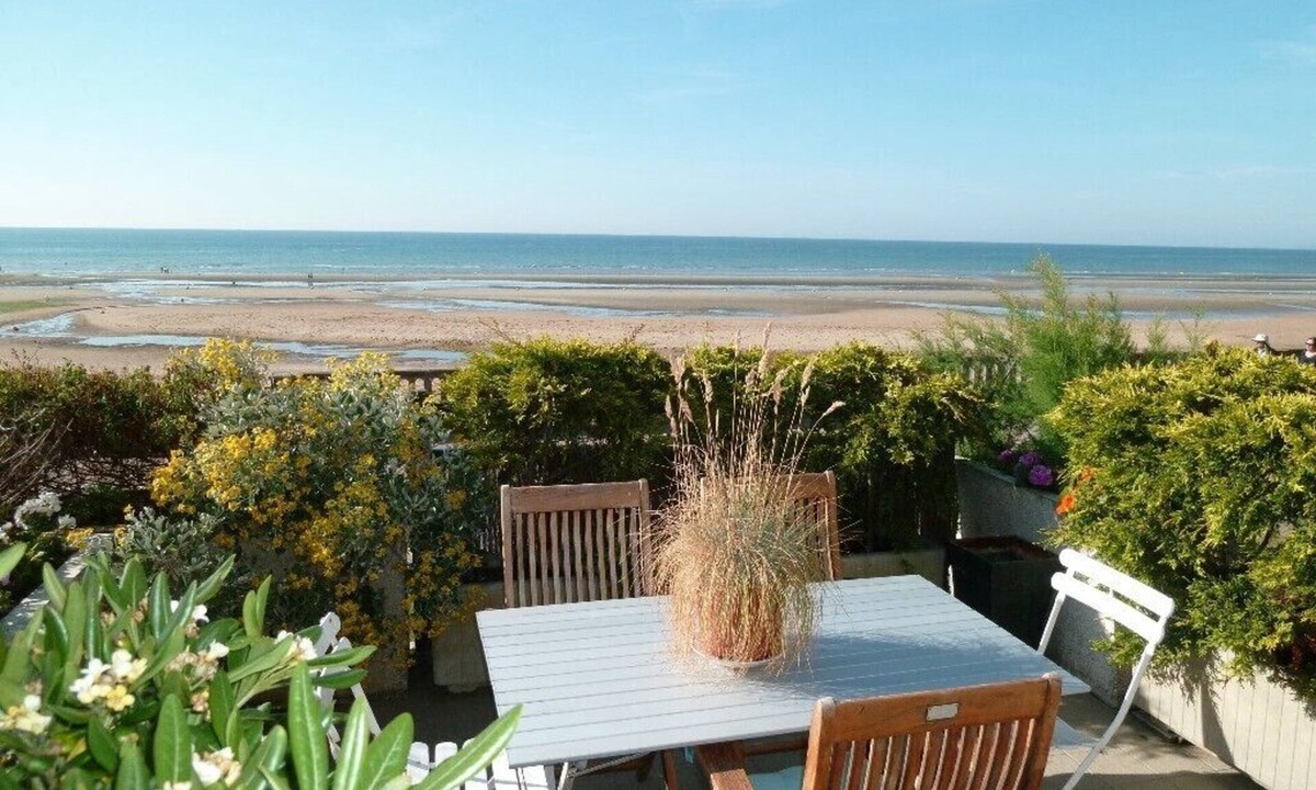 Cabourg Apartment | Waterfront terrace and direct DRC surelevé unique beach access