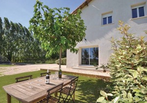 2 bedroom accommodation in Le Sambuc