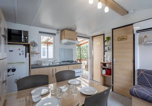 3 bedroom mobile home with air conditioning and washing machine
