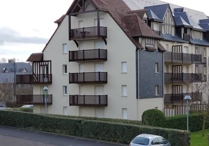 APARTMENT WITH GARDEN, WIFI, 50 M FROM THE SEA AND THALASSOTHERAPIE