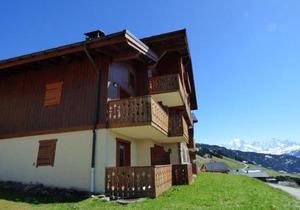 Appartement skis aux pieds, 4 pièces avec mezzanine, balcon, pour 10 pers - Les Saisies - FR-1-594-198