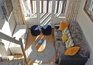 Beautifully renovated top floor apartment just a 5 minute walk from Ski lift