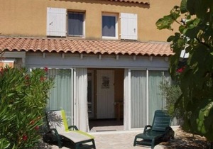 Belle villa 2 chambres terrasse sud parking privatif dans résidence sécurisée avec piscine commune 800 m de la mer LRCS61