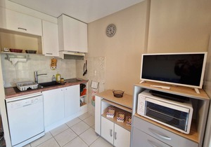 Bright flat in a residence with pool close to shops