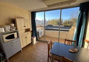 Bright flat in a residence with pool close to shops