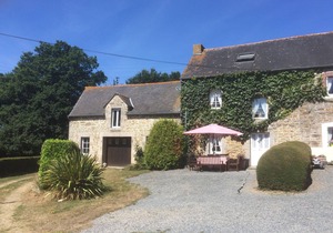 Brittany Cottage Sleeps 6. Heated Pool, Free Wifi, Satellite TV, Pet Friendly
