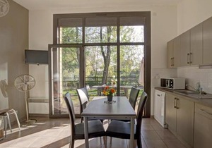 Chalets confortables au bord d'un étang avec terrasse, jardin et nombreuses activités. - FR-1-496-78