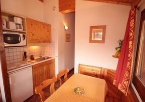 Charming 2-Room Cabin Apartment for 6 in Les Saisies, Ski-In/Ski-Out, South-Facing Balcony