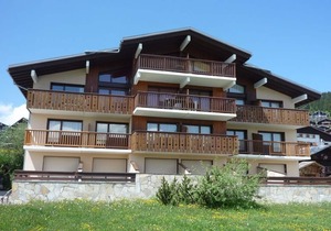 Charming 2-Room Cabin Apartment for 6 in Les Saisies, Ski-In/Ski-Out, South-Facing Balcony