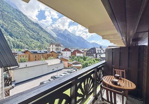 Charming 2BR Apartment in Chamonix Center with Mont-Blanc View, Parking, WiFi, Near Ski Lifts
