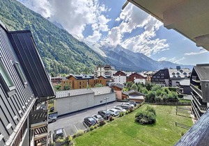 Charming 2BR Apartment in Chamonix Center with Mont-Blanc View, Parking, WiFi, Near Ski Lifts