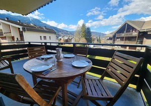 Charming 2BR Apartment with Balcony, WiFi & Garage in Central Samoëns, Sleeps 4