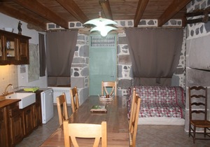 Charming furnished holiday home in the heart of the medieval quarter.