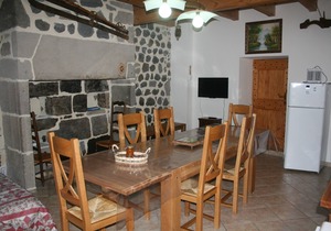 Charming furnished holiday home in the heart of the medieval quarter.